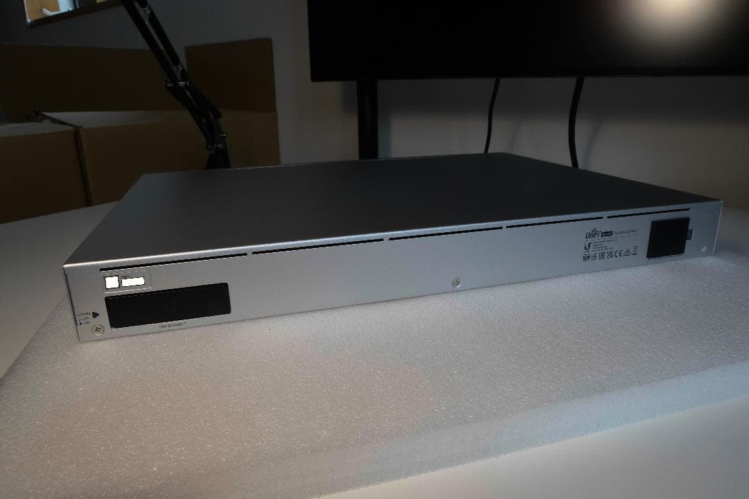 Ubiquiti UniFi スイッチ Enterprise 24 PoE