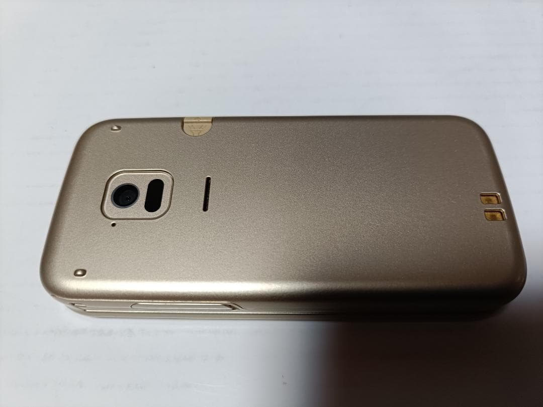 ☆ docomo らくらくホン F-02J ゴールド