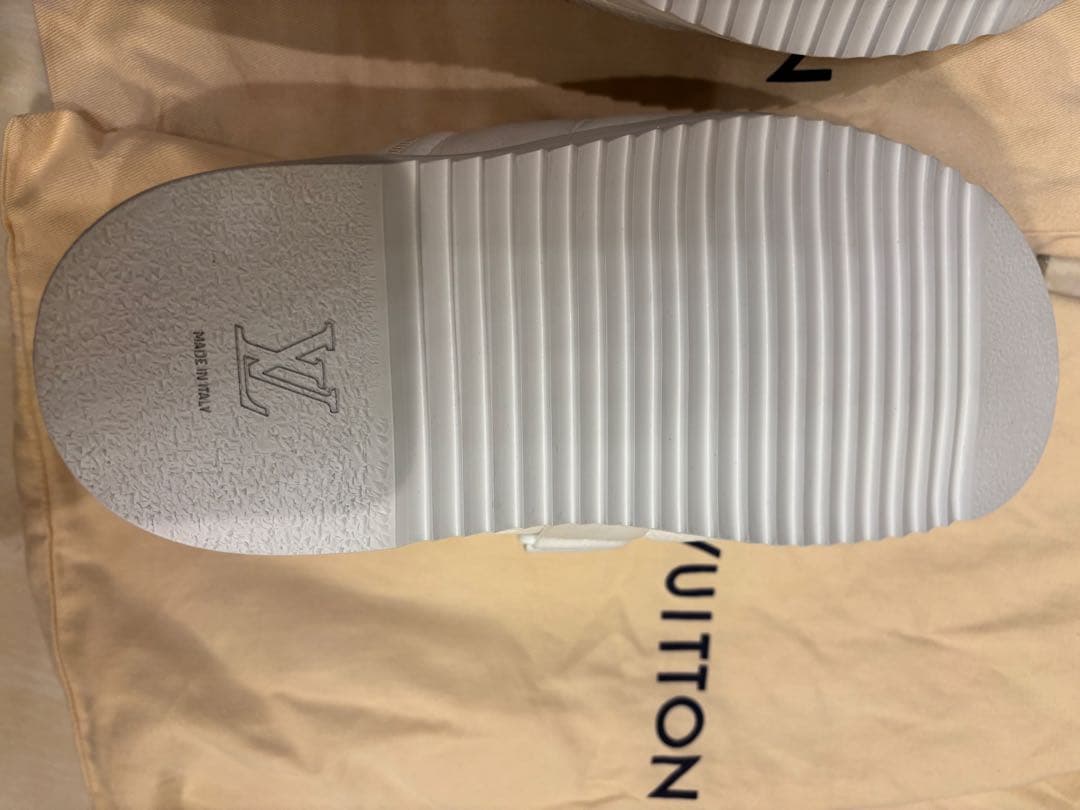 LOUIS VUITTON ホワイト スライドサンダル