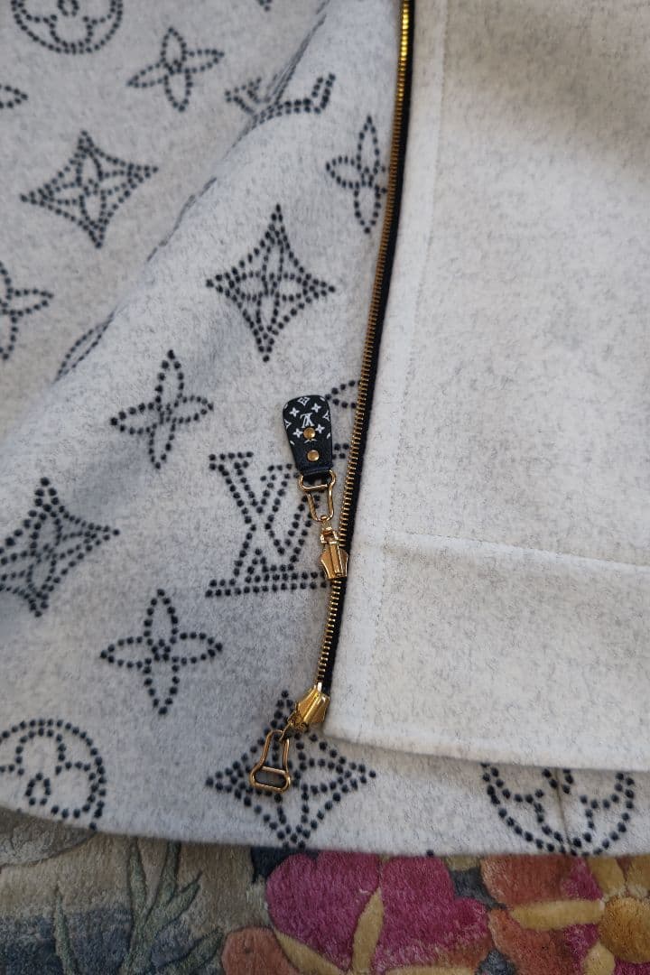 LV ヴィトン　マヒナ　リバーシブル　フード　ケープ　ポンチョ　定価70万円