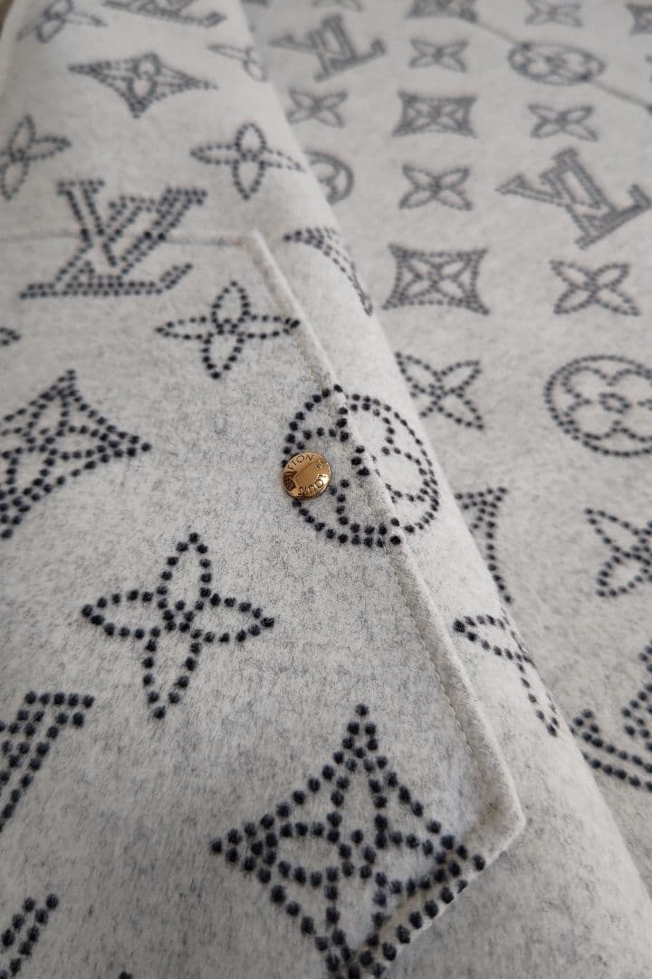 LV ヴィトン　マヒナ　リバーシブル　フード　ケープ　ポンチョ　定価70万円