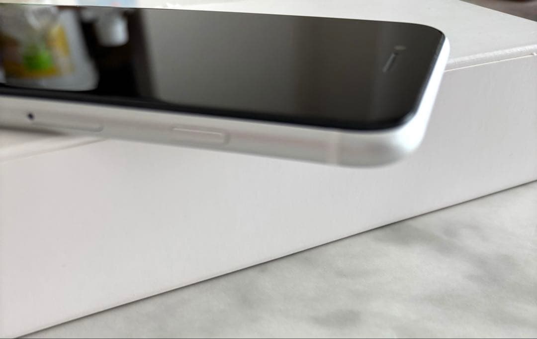 【極上美品】付属品未使用 iPhoneSE2 第二世代　ホワイト SIMフリー