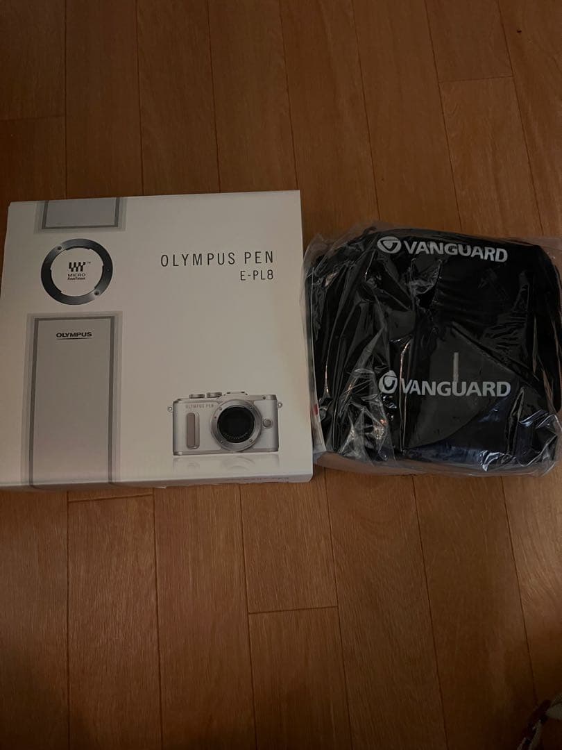 Olympus PEN E-PL8 + Vanguard バッグ