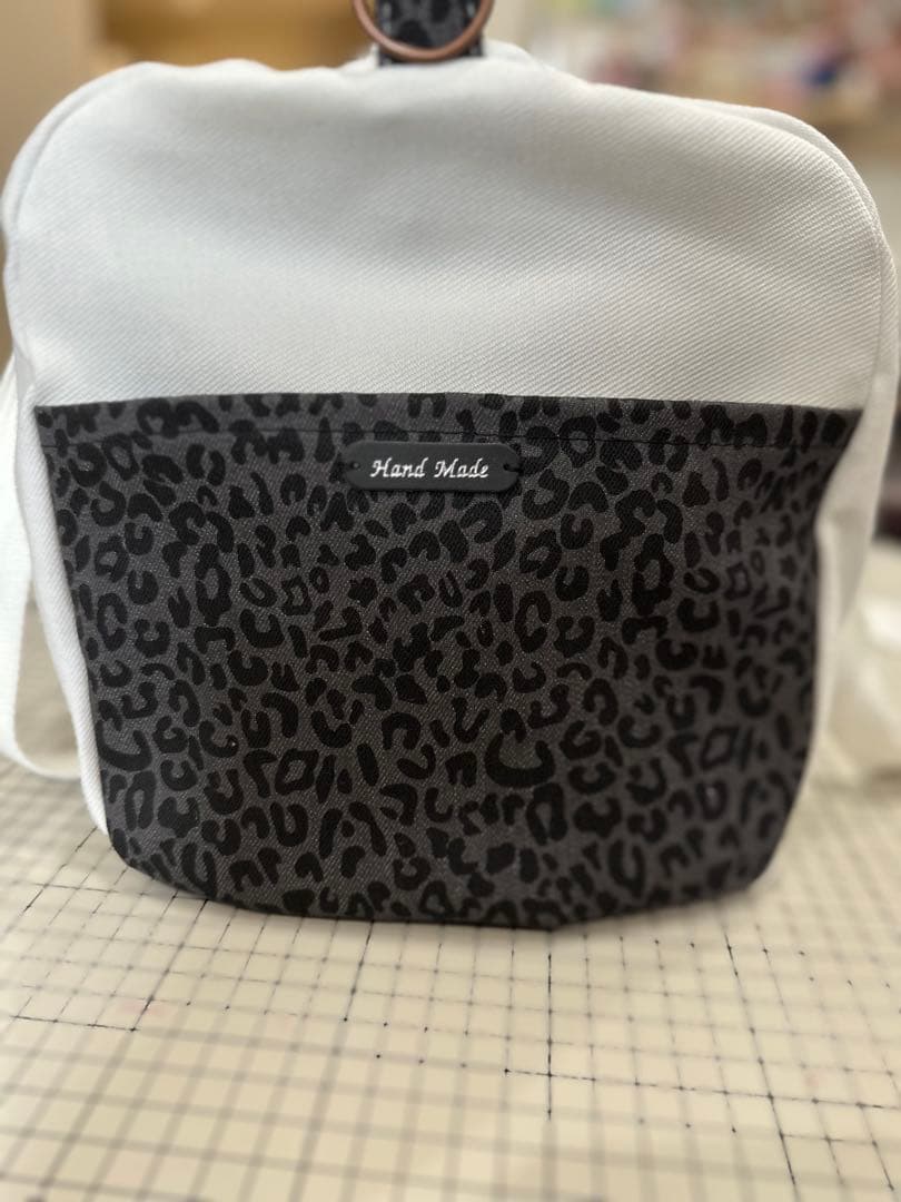 トラベルボストンバック　スポーツ、白色、デニムリメイクバック、パッチワークラグ