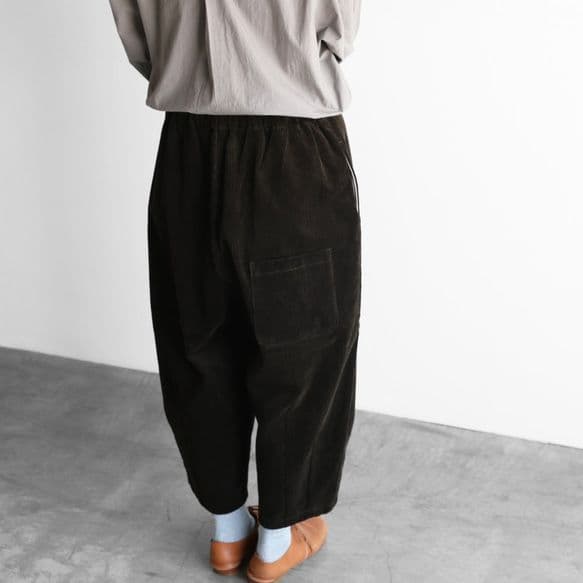 HUIS. 遠州織物 シャトルコーデュロイバルーンパンツ（太畝・カーキ）日本製