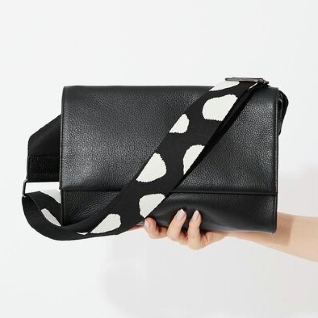 イアパピヨネ 柄ワイドテープショルダーバッグ　ダルメシアン ボディバッグ 黒