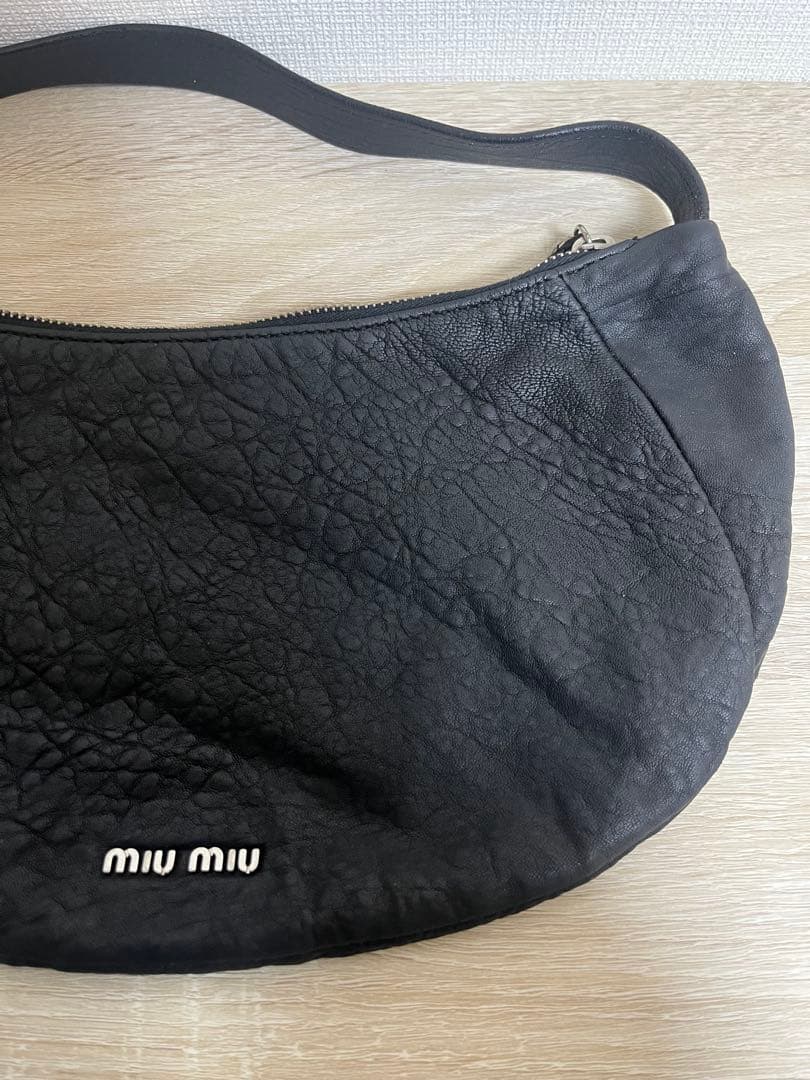 正規品　MIU MIU (ミュウミュウ)ブラック レザーショルダーバッグ　肩掛け
