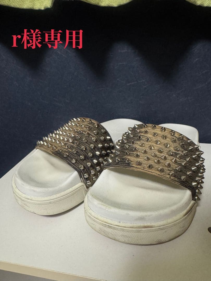 スパイク装飾の厚底サンダル