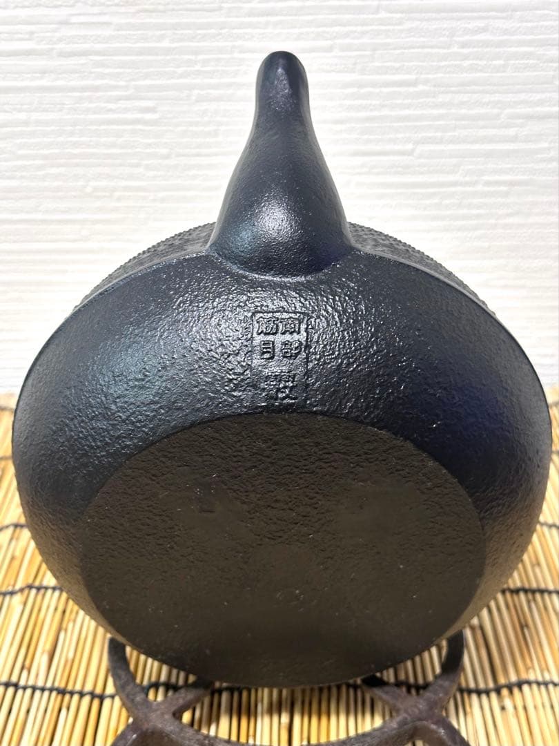 未使用品、供箱等付属品付　南部霞銘　南部池永造　２０型筋目アラレ　南部鉄瓶