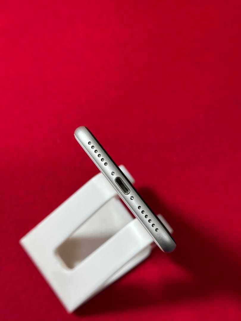 【6653】iPhone SE3第3世代スターライト 64GB simフリー