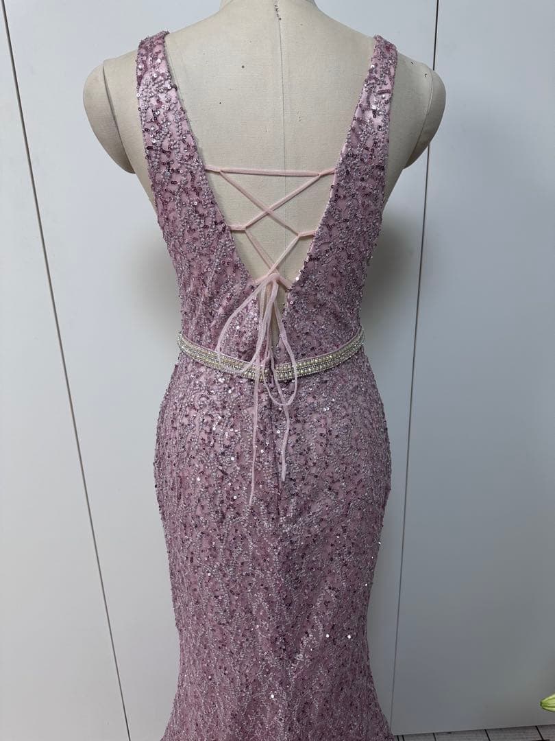 薄いピンク Vネック スパンコールドレス