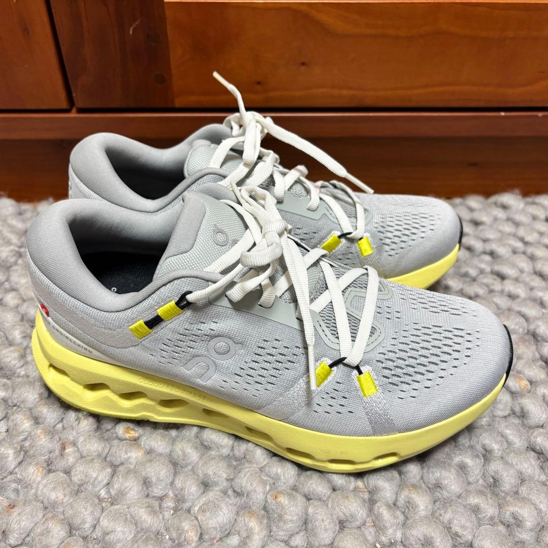 新品同様　on オン　Cloudsurfer 2 スニーカー　ライトグレー