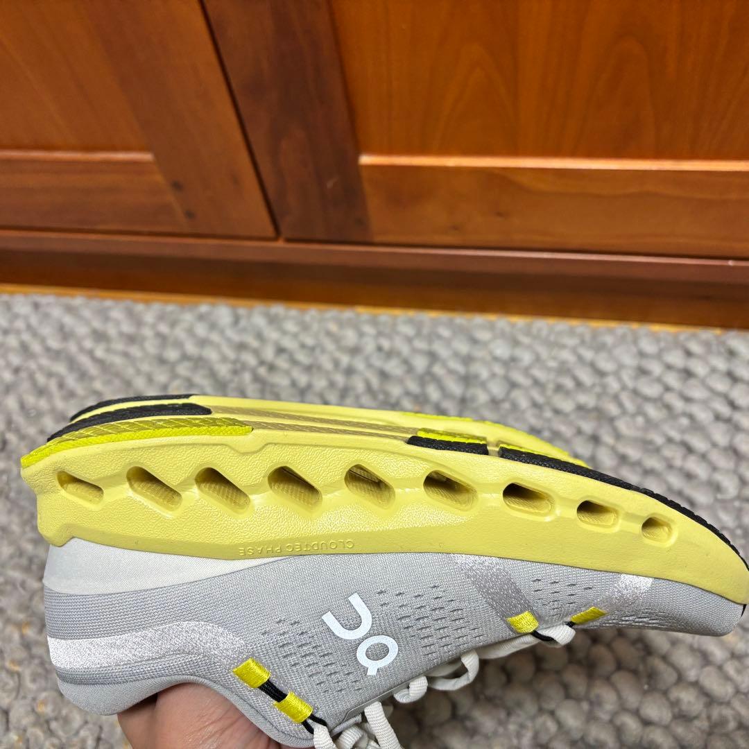 新品同様　on オン　Cloudsurfer 2 スニーカー　ライトグレー