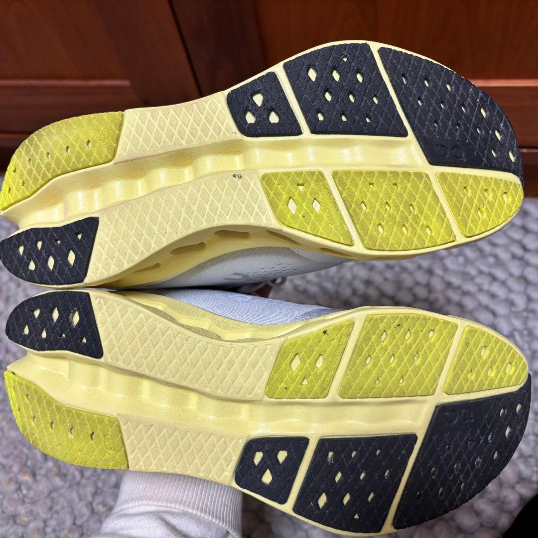 新品同様　on オン　Cloudsurfer 2 スニーカー　ライトグレー