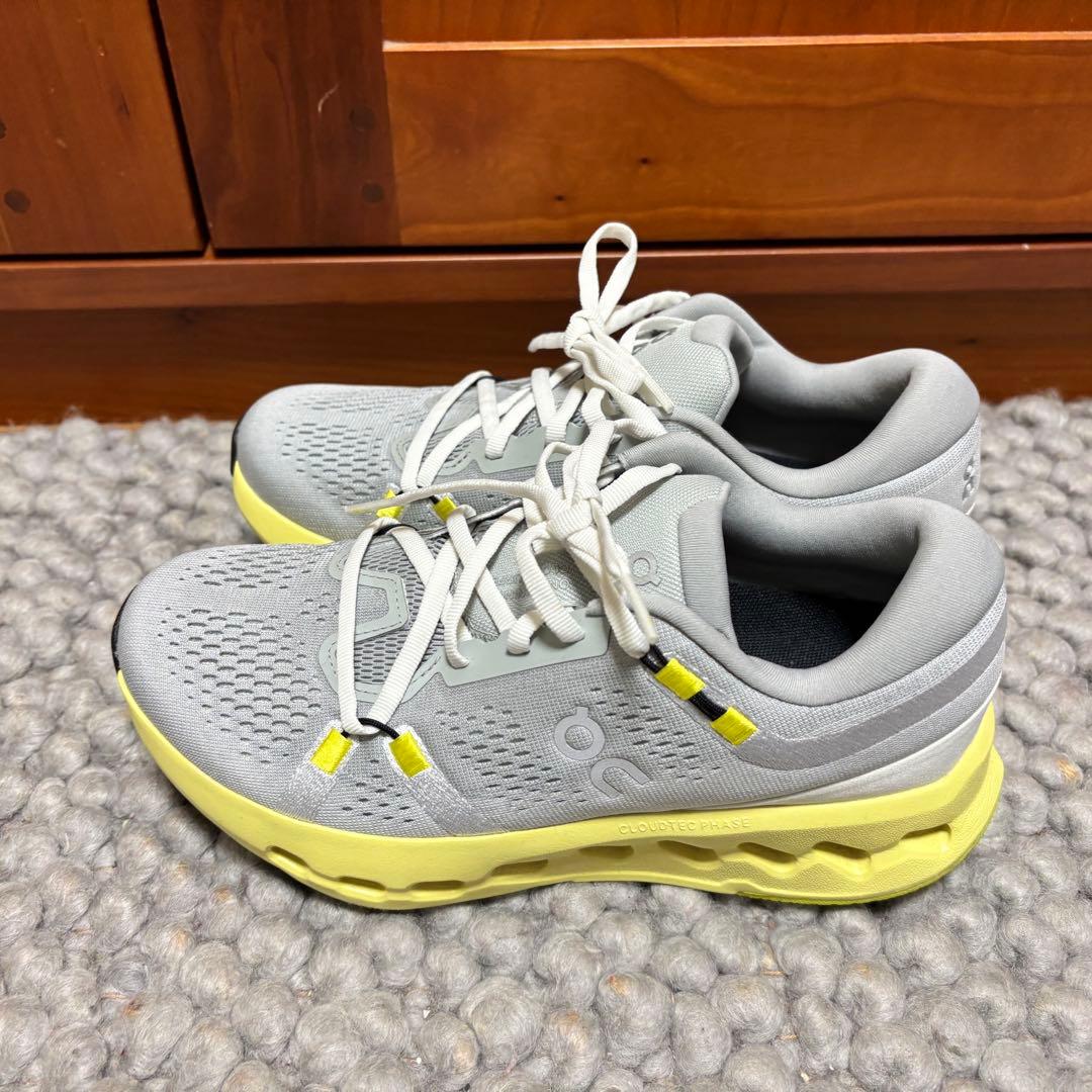 新品同様　on オン　Cloudsurfer 2 スニーカー　ライトグレー