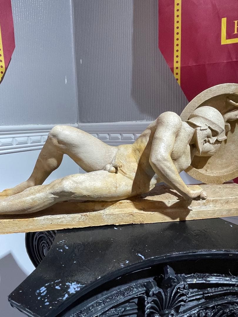 山猫オーダー専用 ヘラクレス, 横たわる負傷したギリシャ戦士 - アファイア神殿