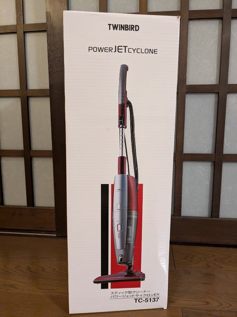 舞い上がったゴミを捕らえるスティック形クリーナー　ハイパワー　吸込仕事率220W