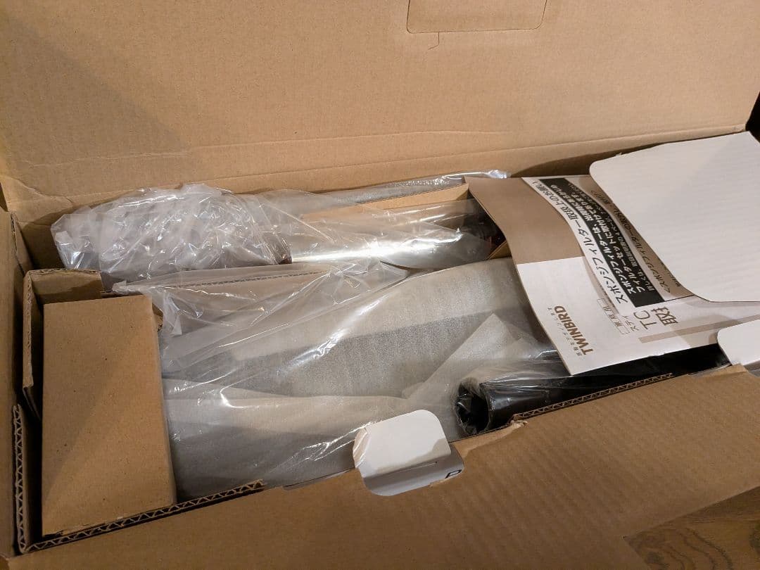 舞い上がったゴミを捕らえるスティック形クリーナー　ハイパワー　吸込仕事率220W