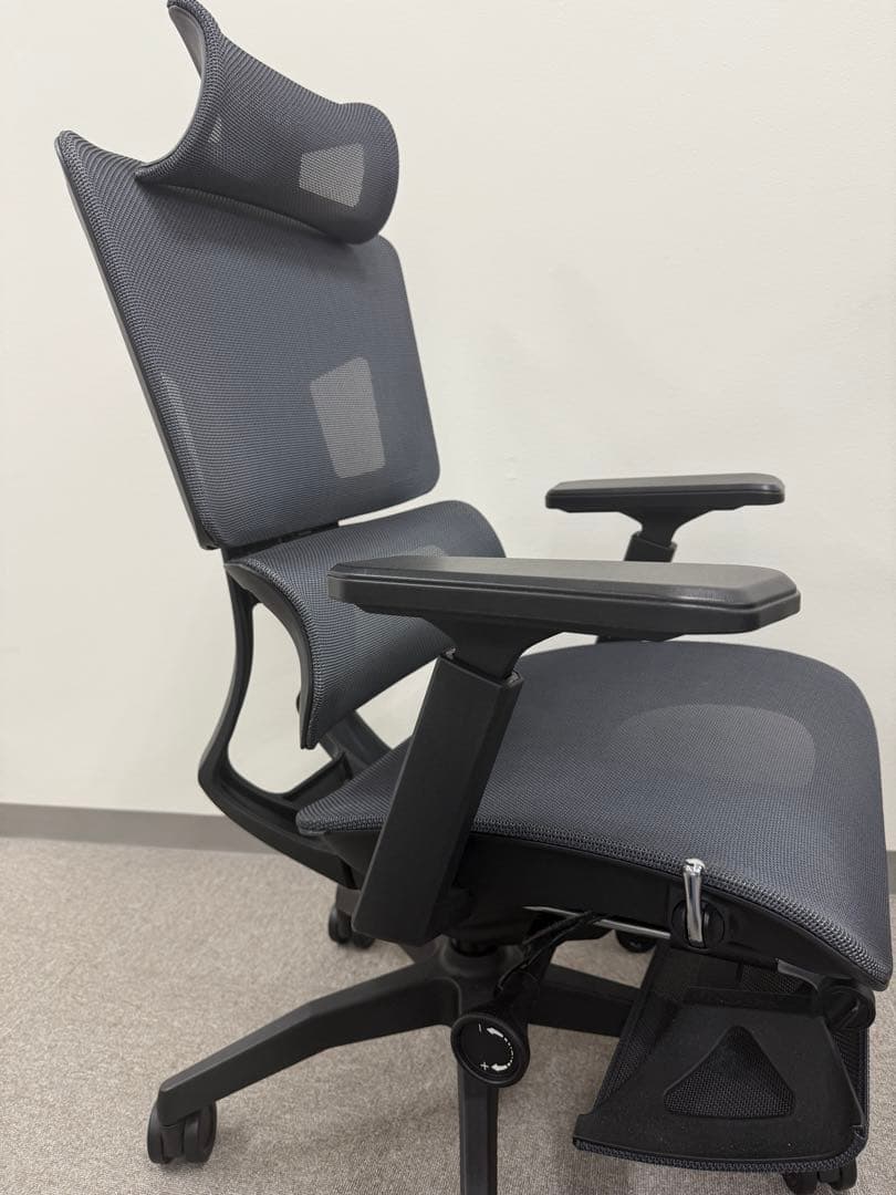 人間工学に基づいて作られた、姿勢を保つワークチェアGrowSpica pro黒