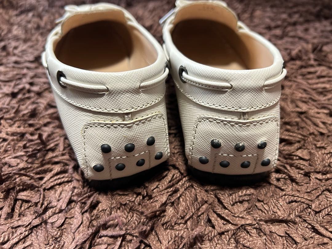 TOD'S ホワイト モカシン