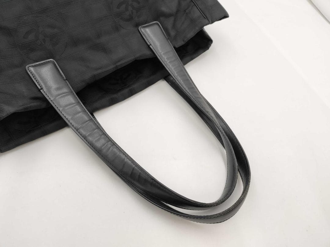 CHANEL シャネル のニュートラベルラインのトートバッグシリアルあり